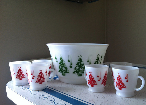 old red & green Christmas eggnog punch cups, vintage Hazel Atlas glass